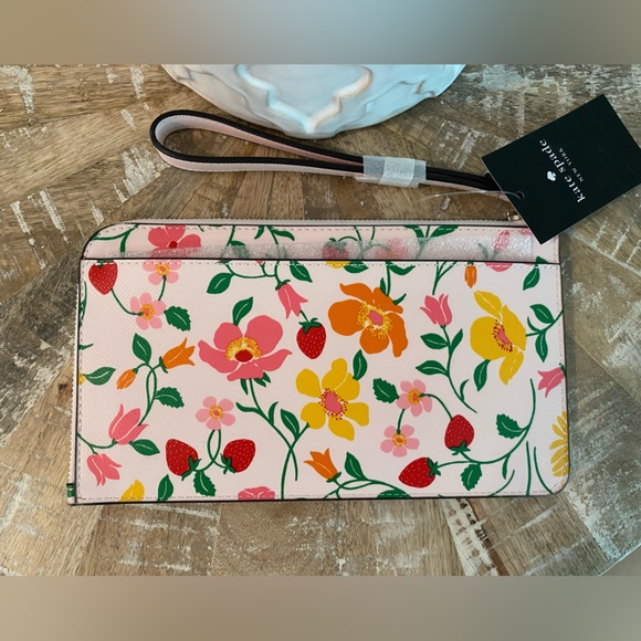 Kate Spade Lucy garden strawberry wallet wristlet medium pink 🍓limited edition - Picture 2 of 7